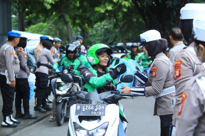 
					Polda Metro Jaya Gelar Jum’at Peduli, Ajak Komunitas Ojek Online Jaga Jakarta