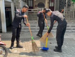 Satbrimob Polda Metro Jaya Tebar Kepedulian Lewat “Jumat Peduli” di Masjid Jami’ Al-Makmur Cikini