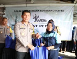 Jumat Peduli, Polresta Bandara Soetta Bagikan Paket Sembako ke Puluhan Petugas Cleaning Service