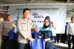Jumat Peduli, Polresta Bandara Soetta Bagikan Paket Sembako ke Puluhan Petugas Cleaning Service