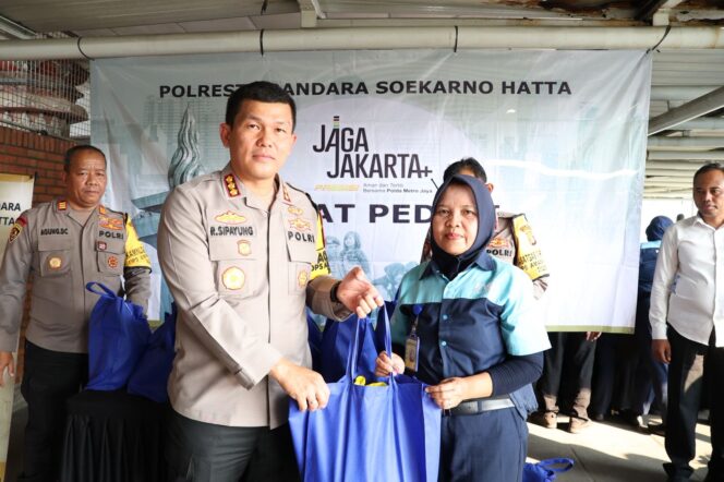 
					Jumat Peduli, Polresta Bandara Soetta Bagikan Paket Sembako ke Puluhan Petugas Cleaning Service