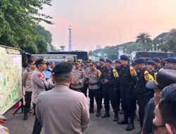 Brimob Polda Metro Jaya Turut Berikan Pelayanan pada Aksi Bela Palestina di Sekitar Monas Jakarta Pusat