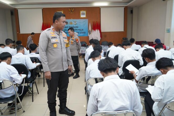 
					Wakapolres Jakut Tinjau Tes Psikologi Relawan SPPG Polri di Kelapa Gading