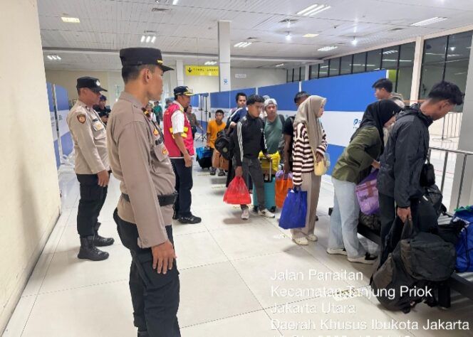 
					Polres Pelabuhan Tanjung Priok Amankan Debarkasi KM Dobonsolo dari Surabaya