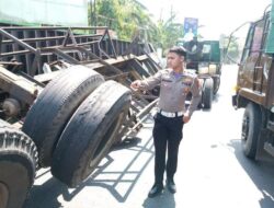 Truck Kontainer Bermuatan Kayu Lapis, Terguling Disimpang Empat Sambongdukuh Jombang