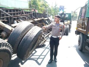 Truck Kontainer Bermuatan Kayu Lapis, Terguling Disimpang Empat Sambongdukuh Jombang