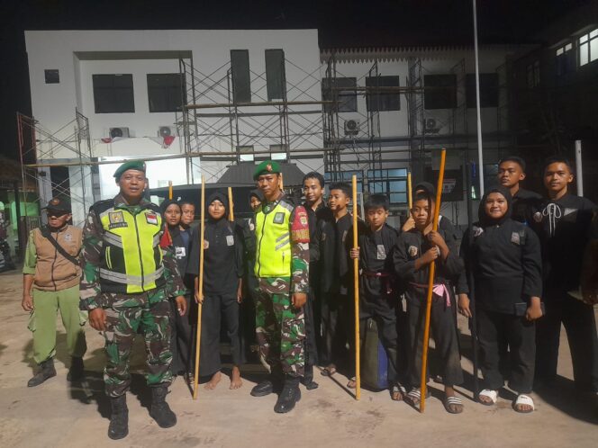 
					Jaga Malam dengan Semangat, Babinsa Koramil 05/Bantar Gebang Bersama Tiga Pilar dan Komduk Keliling Wilayah Ciptakan Rasa Aman