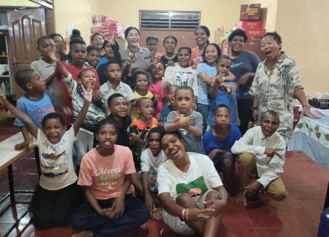 
					Satgas Damai Cartenz Salurkan Bantuan kepada Anak Panti Asuhan Terdampak Kebakaran