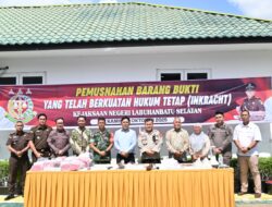 KAPOLRES LABUHANBATU SELATAN HADIRI PEMUSNAHAN BARANG BUKTI BERKUATAN HUKUM TETAP DI KEJAKSAAN NEGERI LABUHANBATU SELATAN
