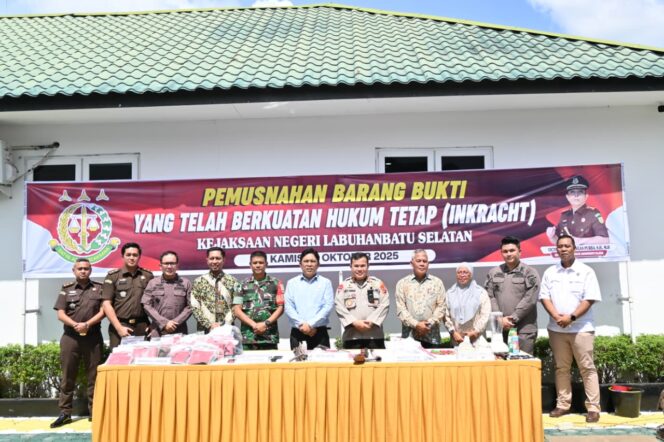 
					KAPOLRES LABUHANBATU SELATAN HADIRI PEMUSNAHAN BARANG BUKTI BERKUATAN HUKUM TETAP DI KEJAKSAAN NEGERI LABUHANBATU SELATAN