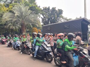 Polwan Polda Metro Jaya Ajak Ojol Tertib Lalu Lintas di Program Jum’at Peduli