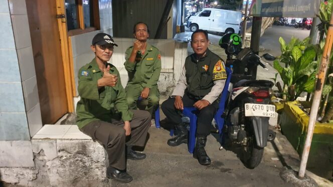 
					Jaga Jakarta Perkuat Keamanan Lingkungan Di Pos Satkamling Bersama Bhabinkamtibmas