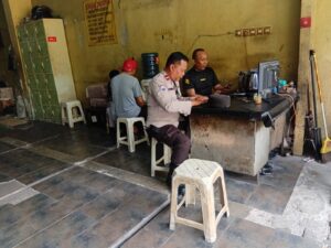 Bhabinkamtibmas Duri Pulo Sambangi Petugas Keamanan, Ajak Warga Jaga Kamtibmas dan Waspadai Hoaks