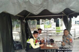 Bhabinkamtibmas Sambangi Stasiun Gambir, Pastikan Keamanan dan Kenyamanan Penumpang
