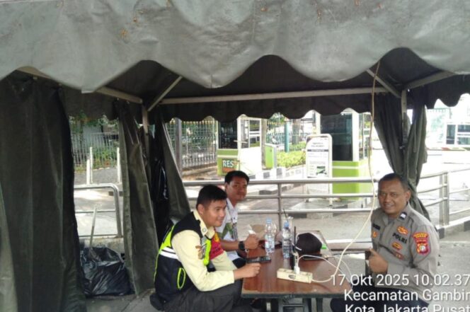 
					Bhabinkamtibmas Sambangi Stasiun Gambir, Pastikan Keamanan dan Kenyamanan Penumpang