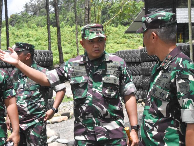 
					Dandim 1710/Mimika Dampingi Pangdam XVII/Cenderawasih Kunjungi Pos Satgas Pamtas Obvitnas