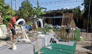 Dihantam Angin Kencang Dan Hujan Lebat, Tenda Pernikahan Roboh Dan Hancur Berantakan