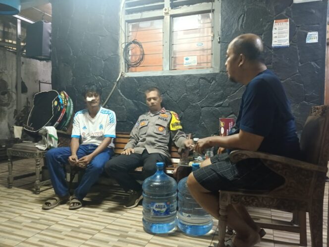 
					Bhabinkamtibmas Petojo Utara Jenguk Anggota FKDM, Ajak Selesaikan Perselisihan dengan Kepala Dingin