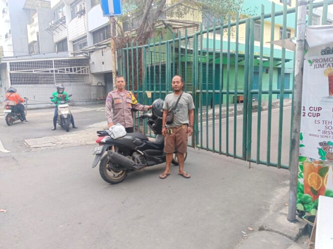 
					Bhabinkamtibmas Petojo Utara Sambang Wilayah, Ajak Pokdar Kamtibmas Perkuat Sinergi Cegah Tawuran Pelajar