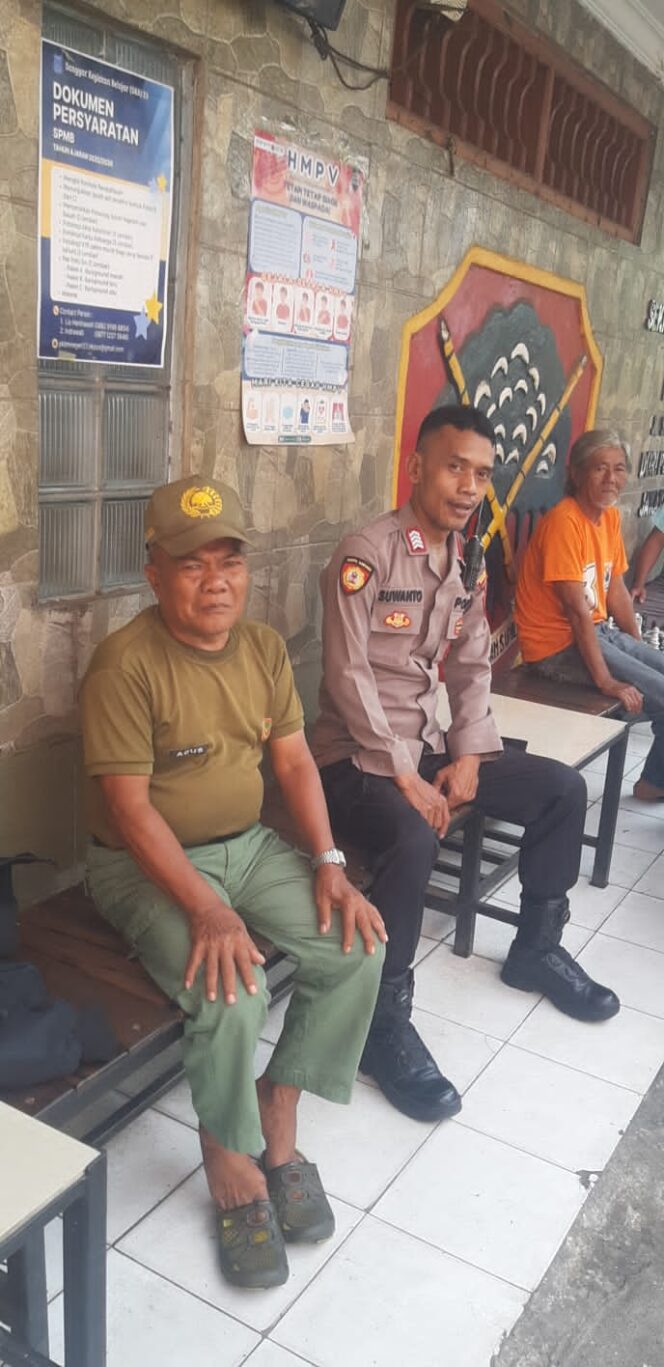 
					Patko 1012 Polsek Metro Gambir Laksanakan Strong Point dan Sambang Kamtibmas di Duri Pulo