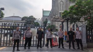 Panit Binmas Pimpin Pengamanan Misa Minggu di Gereja Katedral, Pastikan Keamanan