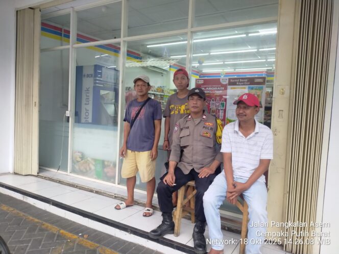 
					Sambang dan Cooling System, Bhabinkamtibmas Berikan Imbauan kepada Jukir Indomaret RW 07 Galur