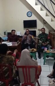 Hadiri Pertemuan Rutin Bulanan RW05 Kampung Rawa, Bhabinkamtibmas dan Babinsa Tingkatkan Komunikasi dan Kamtibmas