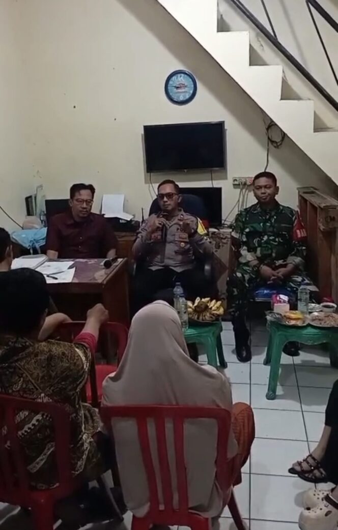
					Hadiri Pertemuan Rutin Bulanan RW05 Kampung Rawa, Bhabinkamtibmas dan Babinsa Tingkatkan Komunikasi dan Kamtibmas