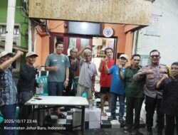 Kunjungi Pos Satkamling RW01, Bhabinkamtibmas Kampung Rawa Ajak Warga Jaga Keamanan Lingkungan