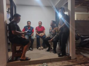 Polisi Sambangi Poskamling RT 07/05 Benhil Tanah Abang Terus Bersinergi Jaga Keamanan