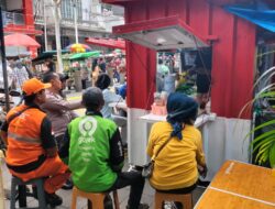 Bhabinkamtibmas Jalin Silaturahmi Hangat Dengan Komunitas Ojol, Ajak Bersama Wujudkan Keamanan Menteng Di Rakyat Mart Blora