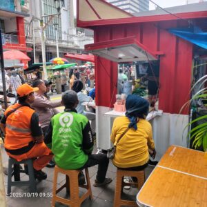 Bhabinkamtibmas Jalin Silaturahmi Hangat Dengan Komunitas Ojol, Ajak Bersama Wujudkan Keamanan Menteng Di Rakyat Mart Blora