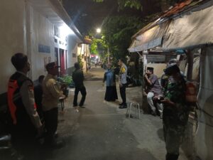 Tiga Pilar Bergerak! Polsek, Koramil, dan Satpol PP Amankan Senen di Tengah Malam