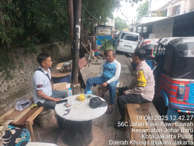 
					Patroli Humanis: Bhabinkamtibmas Johar Baru Ajak Warga Perkuat Sinergi Kamtibmas