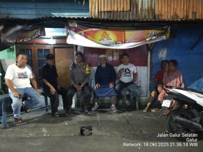 
					Perkuat Siskamling, Bhabinkamtibmas Galur Sambangi Pos Kamling RW 01