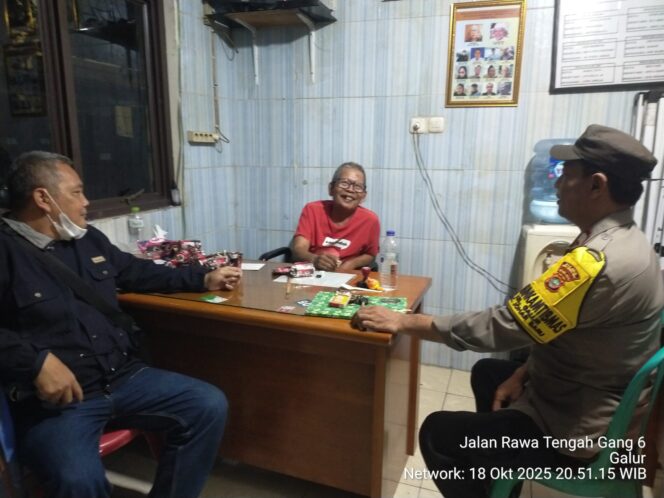 
					Bhabinkamtibmas Galur Sambangi Pos Kamling RW 06, Ajak Warga Jaga Kondusivitas Lingkungan