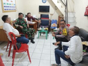 Sinergi Tiga Pilar: Bhabinkamtibmas dan Warga Kampung Rawa Kompak Wujudkan Kamtibmas