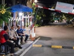 Dekat dengan Warga, Bhabinkamtibmas Cempaka Putih Timur Laksanakan Sambang Pos Kamling di Tengah Malam