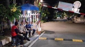 Dekat dengan Warga, Bhabinkamtibmas Cempaka Putih Timur Laksanakan Sambang Pos Kamling di Tengah Malam