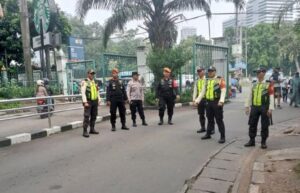 Anggota Polsek Gambir Laksanakan Sambang dan Patroli Dialogis di Stasiun Besar Gambir: Wujudkan Rasa Aman bagi Pengguna Jasa Kereta Api