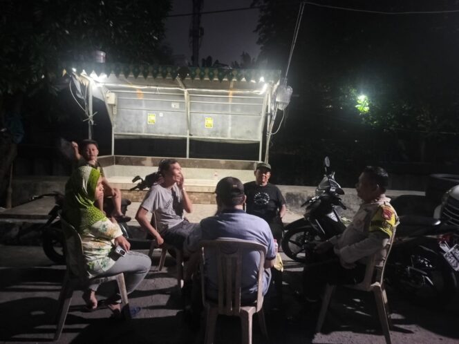 
					Bhabinkamtibmas Duri Pulo Sambangi Satkamling RW 12, Ajak Warga Kompak Jaga Kampung