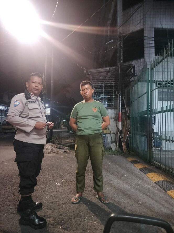 
					Bhabinkamtibmas Duri Pulo Sambangi Pos Kamling, Ajak Warga Perkuat Keamanan Lingkungan