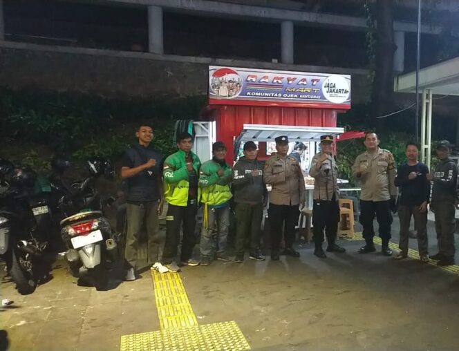 
					Kanit Binmas dan Bhabinkamtibmas Menteng Jalin Keakraban dengan Komunitas Ojol, Ajak Bersinergi Jaga Keamanan Lingkungan