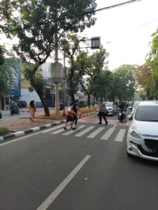 Tingkatkan Pelayanan Publik, Polsek Kemayoran Laksanakan Pengaturan Lalu Lintas Pagi Hari