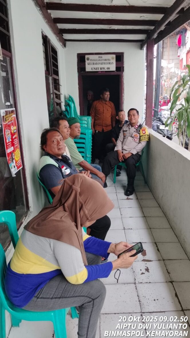 
					Sambang Silaturahmi, Polisi Ajak Warga RW 08 Peduli dan Peka terhadap Lingkungan