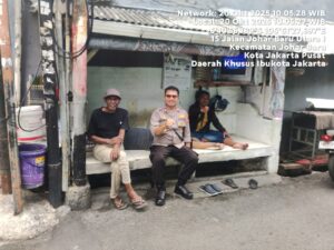 Pererat Kedekatan, Kapolsubsektor Kayu Awet Lakukan Sambang Dialogis ke Warga Johar Baru