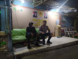 Perkuat Keamanan Malam, Bhabinkamtibmas Sambangi Pos Kamling RW 07 Tanah Tinggi