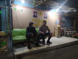 Perkuat Keamanan Malam, Bhabinkamtibmas Sambangi Pos Kamling RW 07 Tanah Tinggi