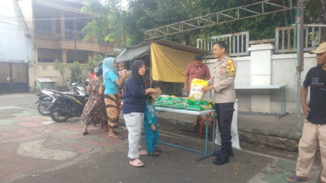 
					Bhabinkamtibmas Kebon Melati Sambangi RW 17 Sampaikan Imbauan, Warga Antusias Beli Beras SPHP
