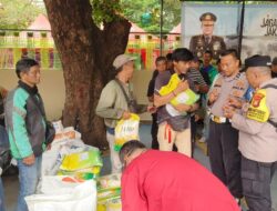 Polsek Metro Menteng Bagikan Sembako untuk Komunitas Ojol Peserta Apel Bersama Polda Metro Jaya di Monas